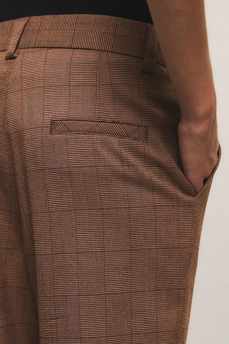 Pantalón de calce regular con tiro medio y bolsillos ojal con cierre de botones de Kosiuko en Pantalones para argentina