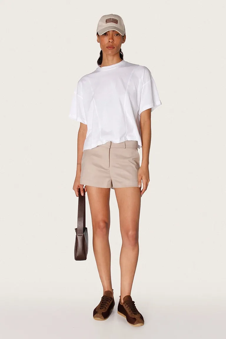 Remera blanca con bordado exclusivo en la espalda - diseño versátil y elegante de Sofia Sarkany en Remeras para argentina