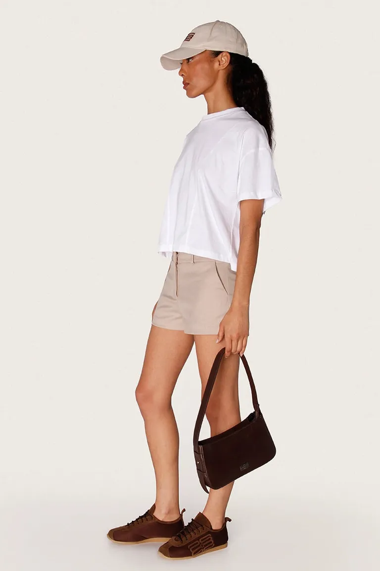 Remera blanca con bordado exclusivo en la espalda - diseño versátil y elegante de Sofia Sarkany en Remeras para argentina