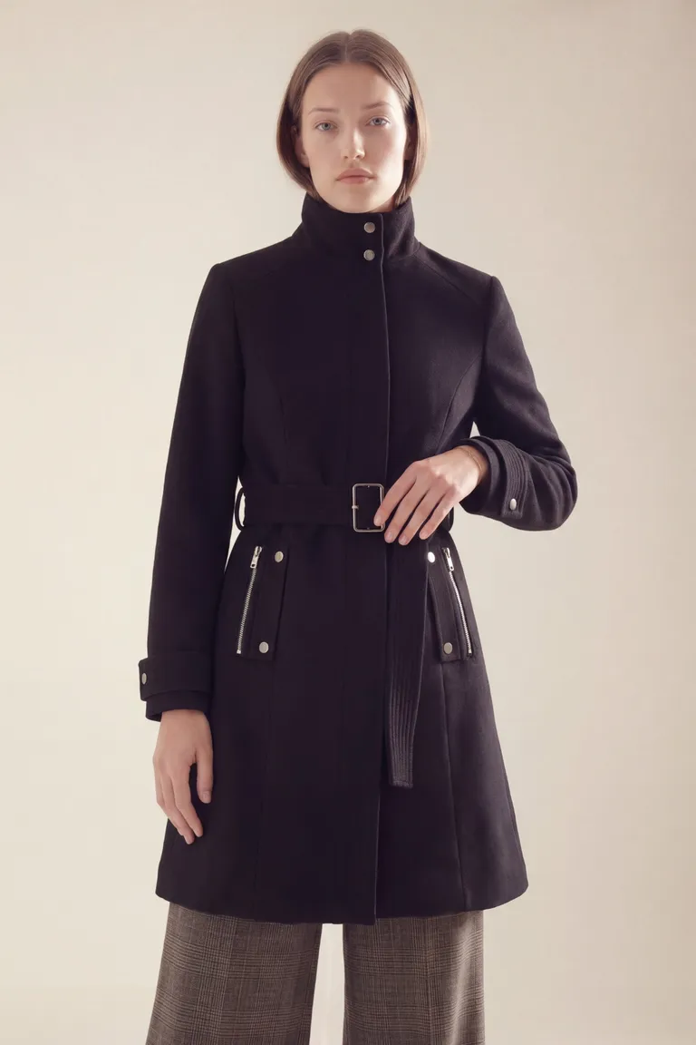 Tapado entallado con cinto ajustable, cuello alto, bolsillos con cierres metálicos y detalles en puños de Akiabara en Tapados para argentina