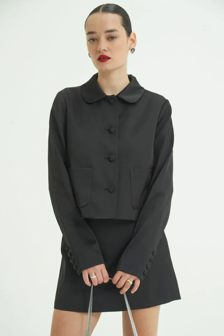 Chaqueta satinada de corte clásico y detalles femeninos para un look elegante y sofisticado de Las Pepas en Chaquetas para argentina