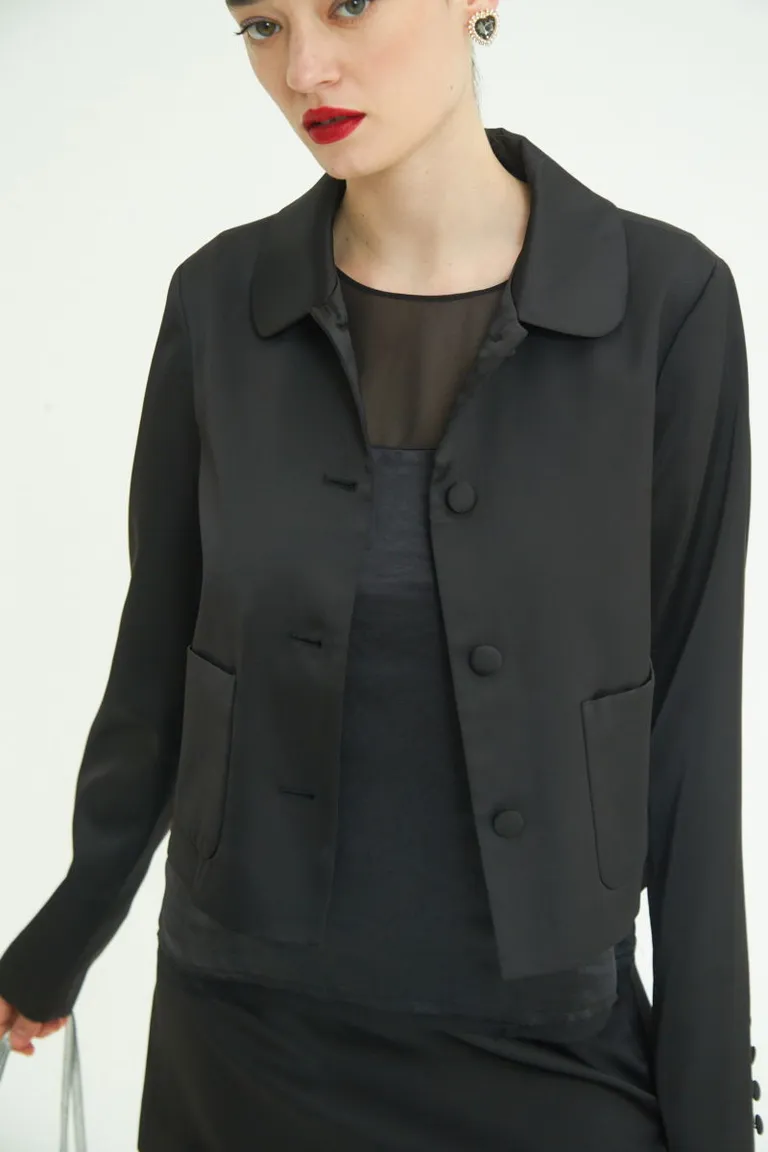 Chaqueta satinada de corte clásico y detalles femeninos para un look elegante y sofisticado de Las Pepas en Chaquetas para argentina