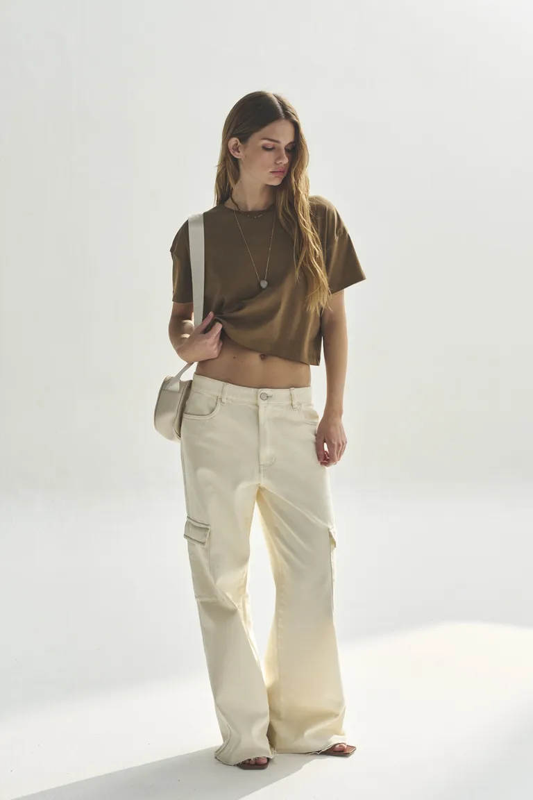 Remera de corte recto en tono marrón para mujer de Akiabara en Remeras para argentina