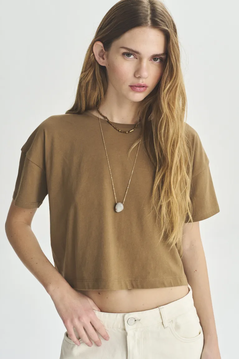 Remera de corte recto en tono marrón para mujer de Akiabara en Remeras para argentina