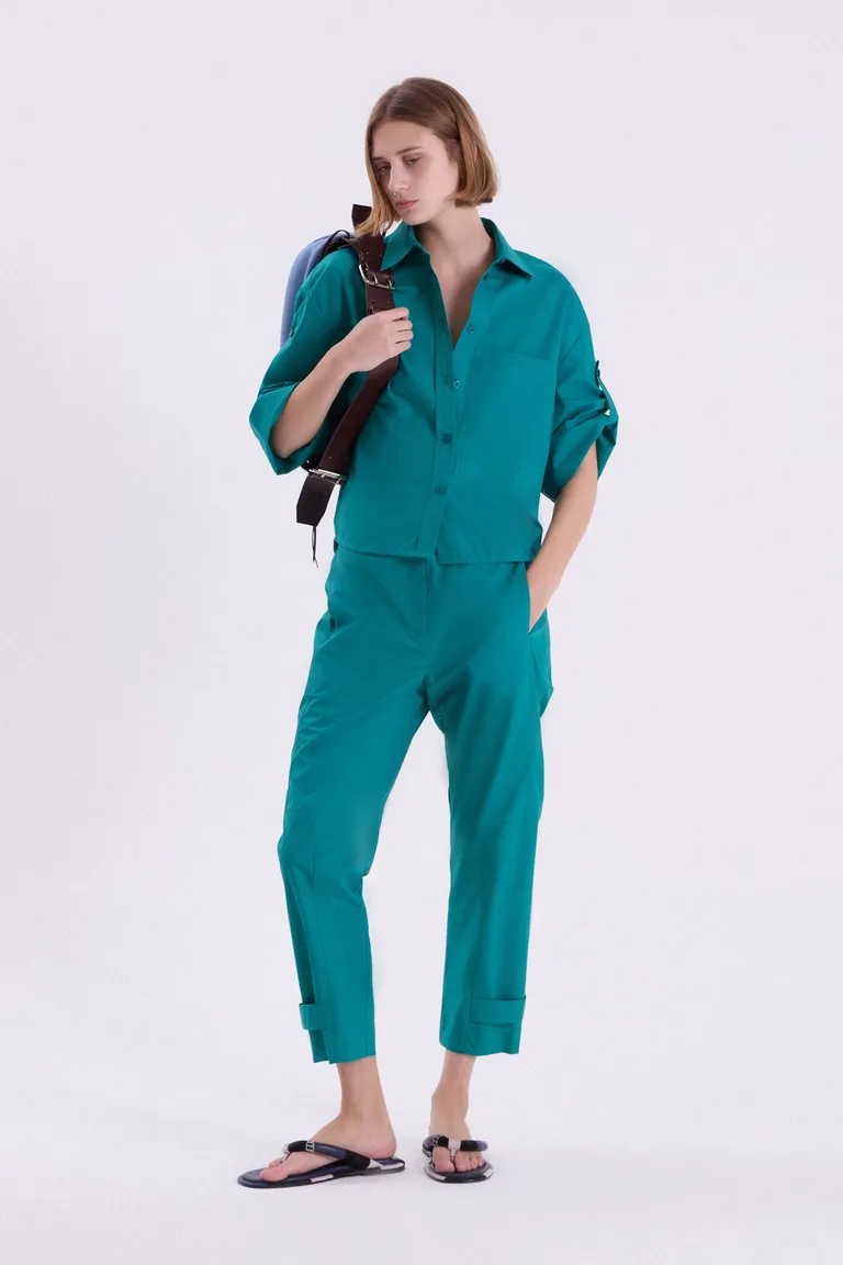 Camisa de algodón en color verde petroleo con bolsillo y tira ajustable en mangas de Maria Cher en Camisas para argentina