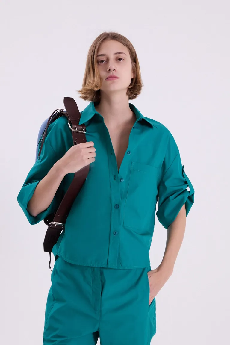 Camisa de algodón en color verde petroleo con bolsillo y tira ajustable en mangas de Maria Cher en Camisas para argentina