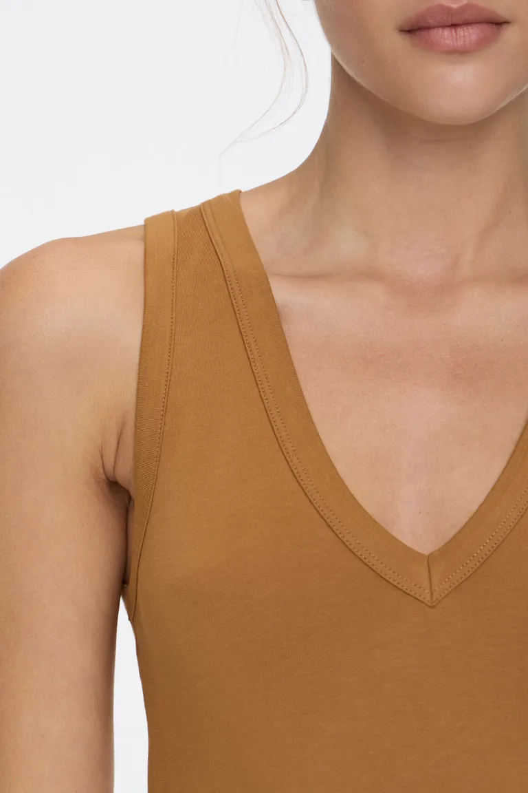 Musculosa básica con escote en V sin mangas de Cuesta Blanca en Tops para argentina