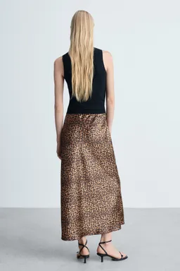 Falda satinada leopardo de Mango en Faldas para argentina