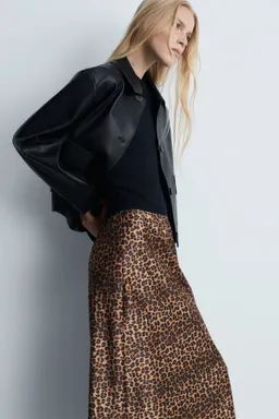 Falda satinada leopardo de Mango en Faldas para argentina