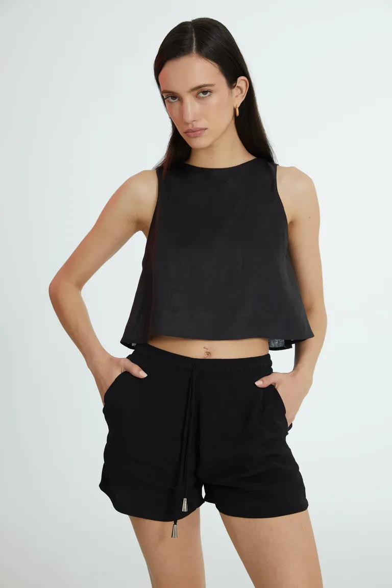 Short negro confeccionado en crepe con elástico en la cintura y cordón ajustable de Naíma en Shorts para argentina