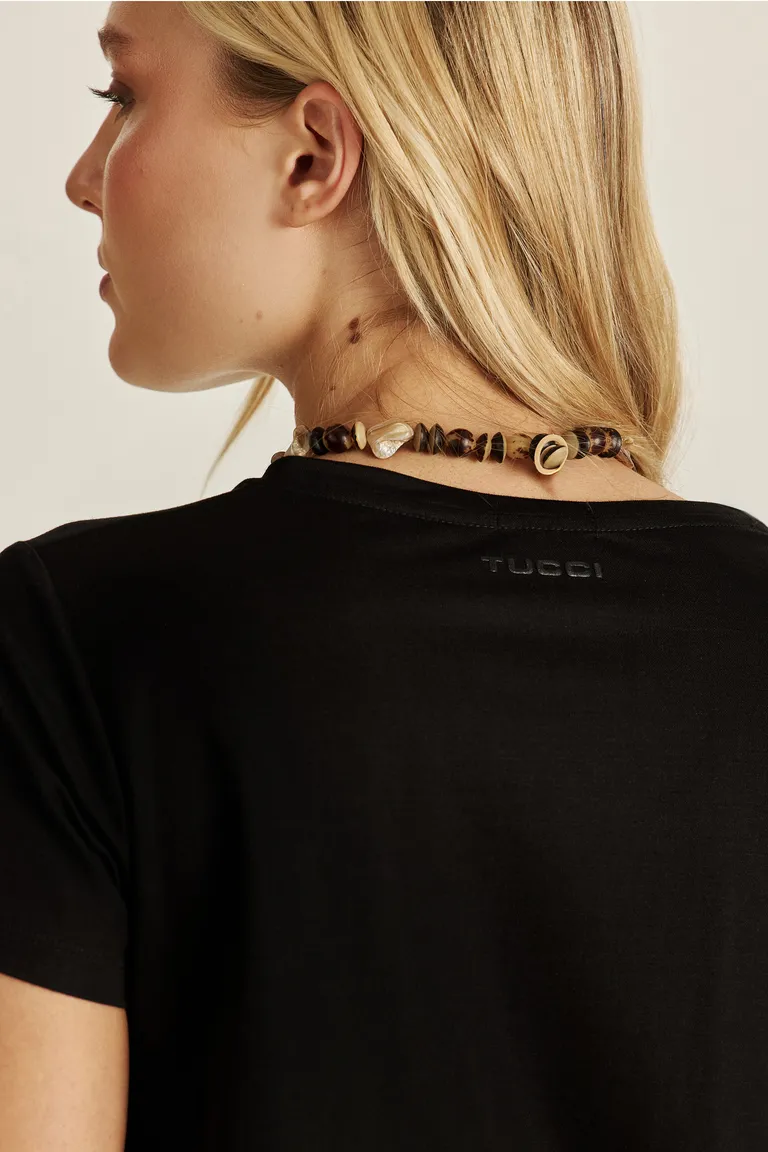 Remera Negra de Corte Regular y Diseño Irregular en Ruedo de Tucci en Remeras para argentina