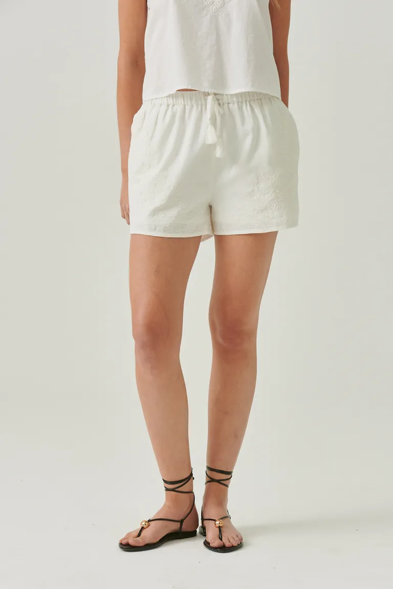 Short blanco femenino de tela ligera para outfit casual y veraniego de Sweet en Shorts para argentina