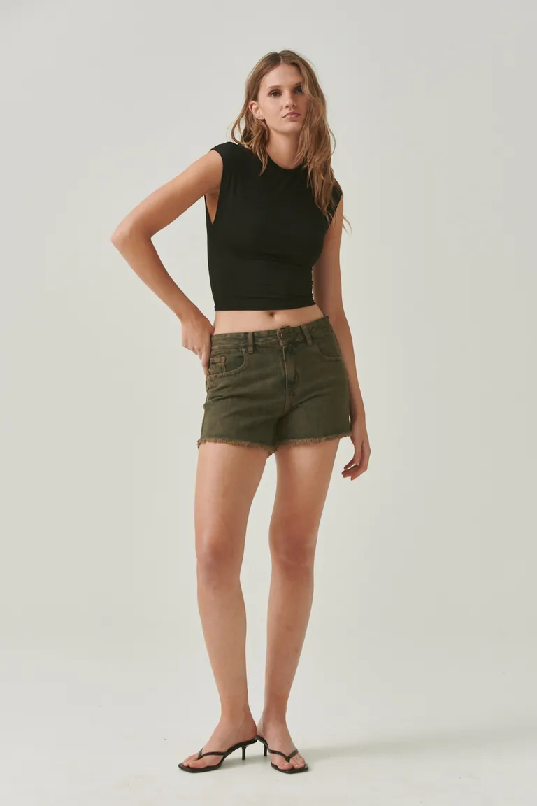 Short de denim verde de tiro medio con ruedo desflecado, diseño urbano y cómodo de Sweet en Shorts para argentina