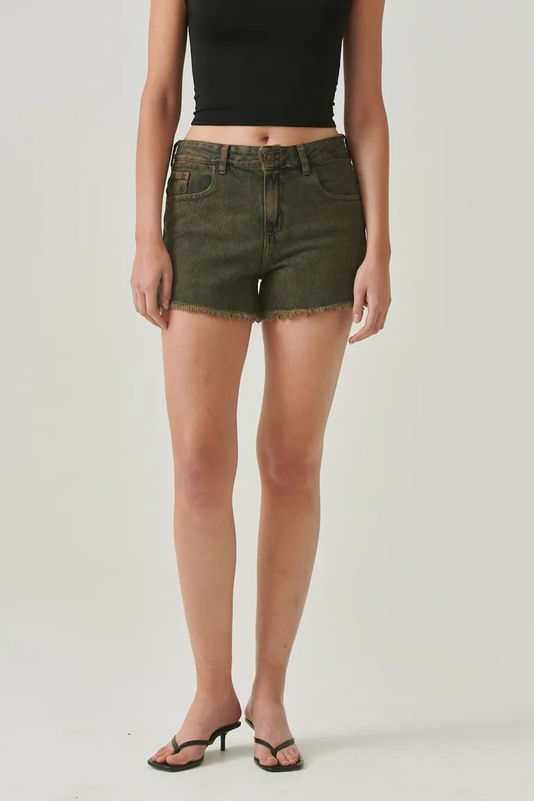 Short de denim verde de tiro medio con ruedo desflecado, diseño urbano y cómodo de Sweet en Shorts para argentina