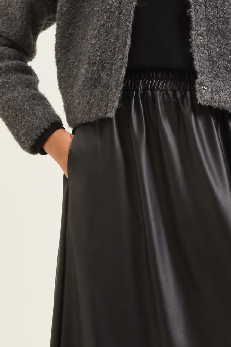 Falda midi con cintura elastizada y bolsillos laterales de Cuesta Blanca en Faldas para argentina