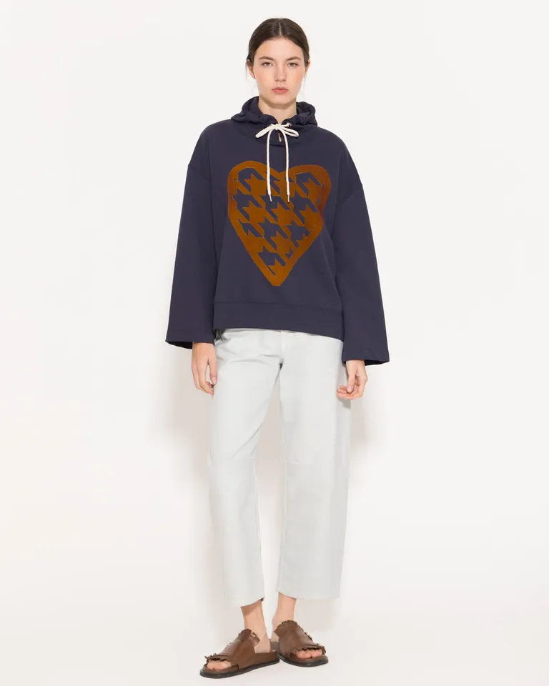 Buzo negro de corte amplio y cómodo con capucha de Jazmin Chebar en Buzos y Sweaters para argentina