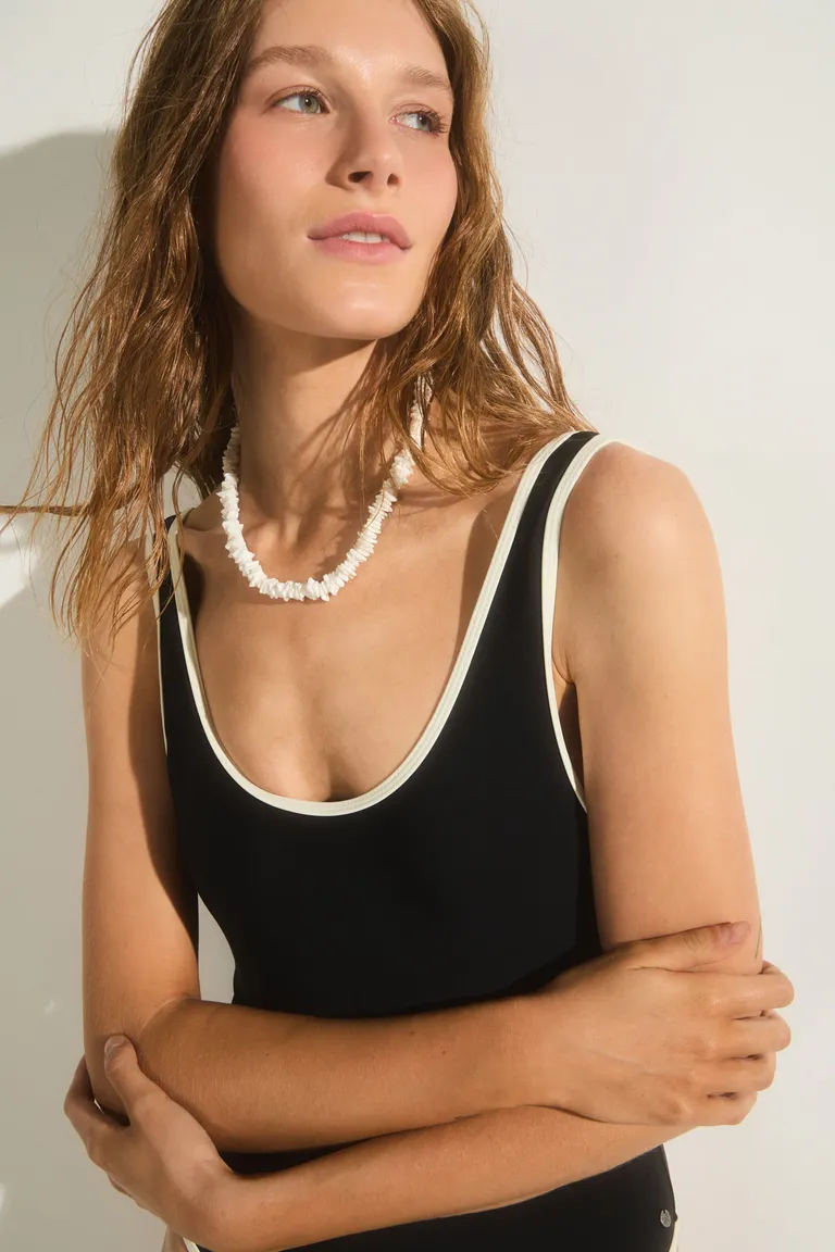 Enteriza colaless de una pieza con espalda abierta y detalles a contraste de Cuesta Blanca en Swimwear y Beachwear para argentina