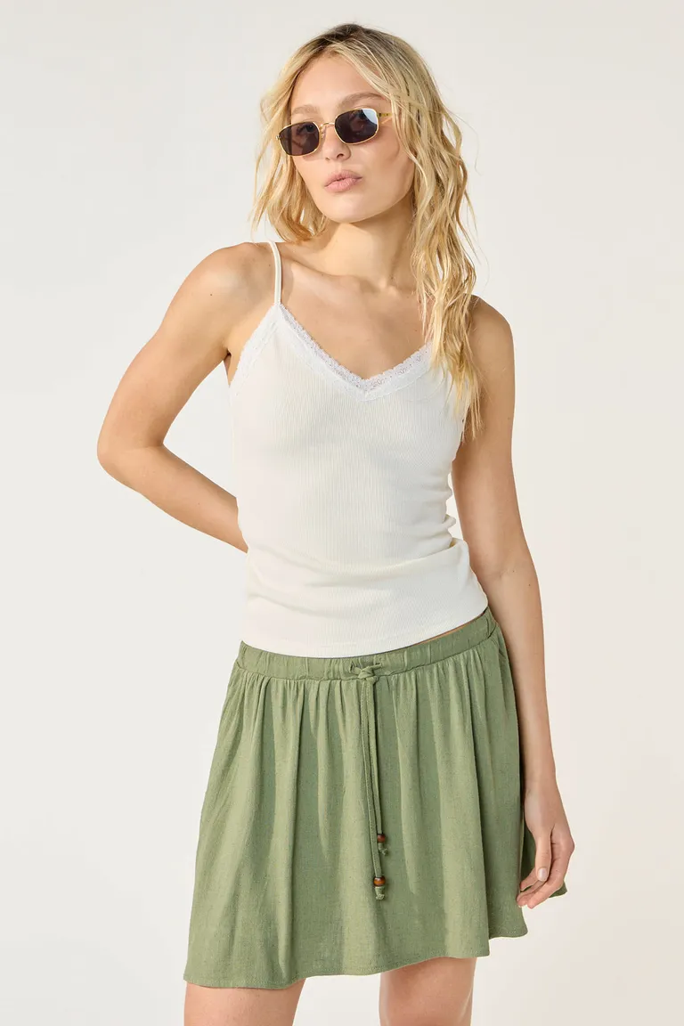 Top de tirantes blancos con escote en V y puntilla de Cuesta Blanca en Tops para argentina