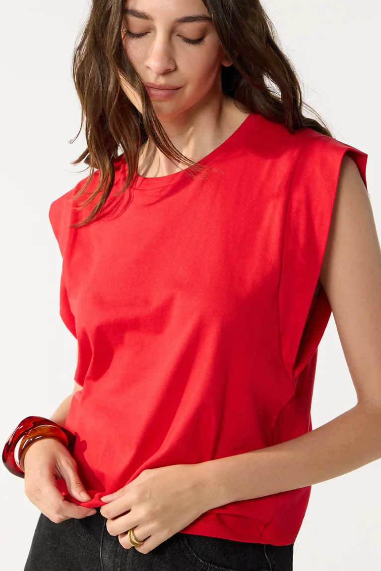 Musculosa lisa con escote redondo y detalle de sisa marcada de Cuesta Blanca en Remeras para argentina