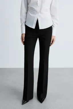 Pantalón flare con bolsillos de Mango en Pantalones para argentina