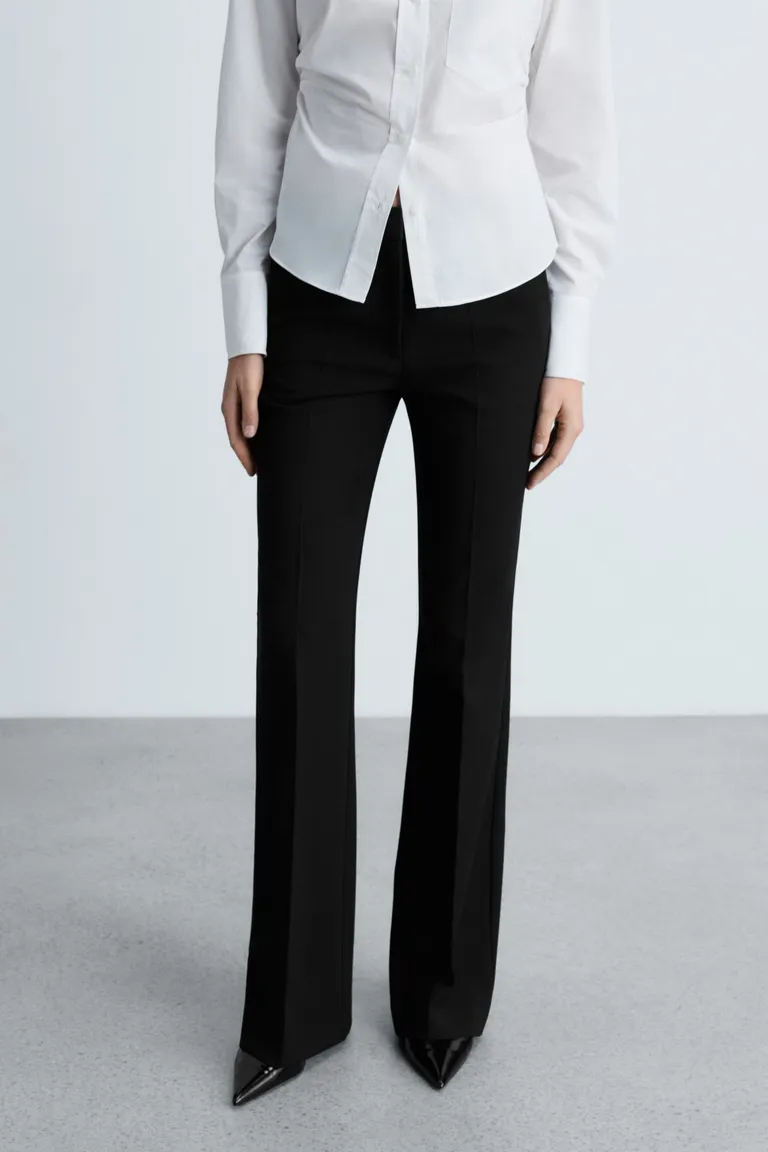 Pantalón flare con bolsillos de Mango en Pantalones para argentina