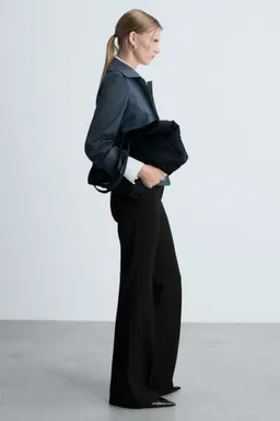 Pantalón flare con bolsillos de Mango en Pantalones para argentina