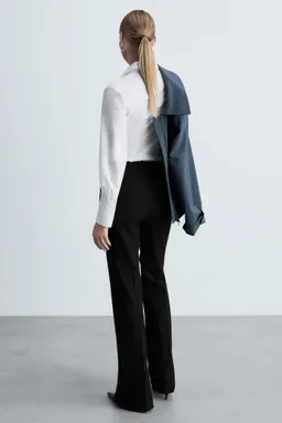 Pantalón flare con bolsillos de Mango en Pantalones para argentina