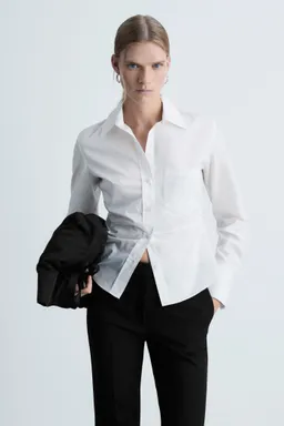 Pantalón flare con bolsillos de Mango en Pantalones para argentina