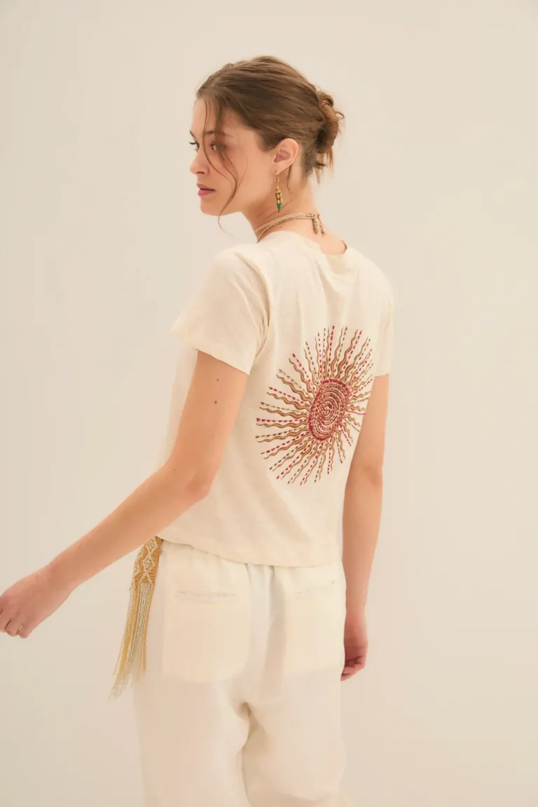 Remera básica de algodón con bordado dorado en la espalda de Rapsodia en Remeras para argentina