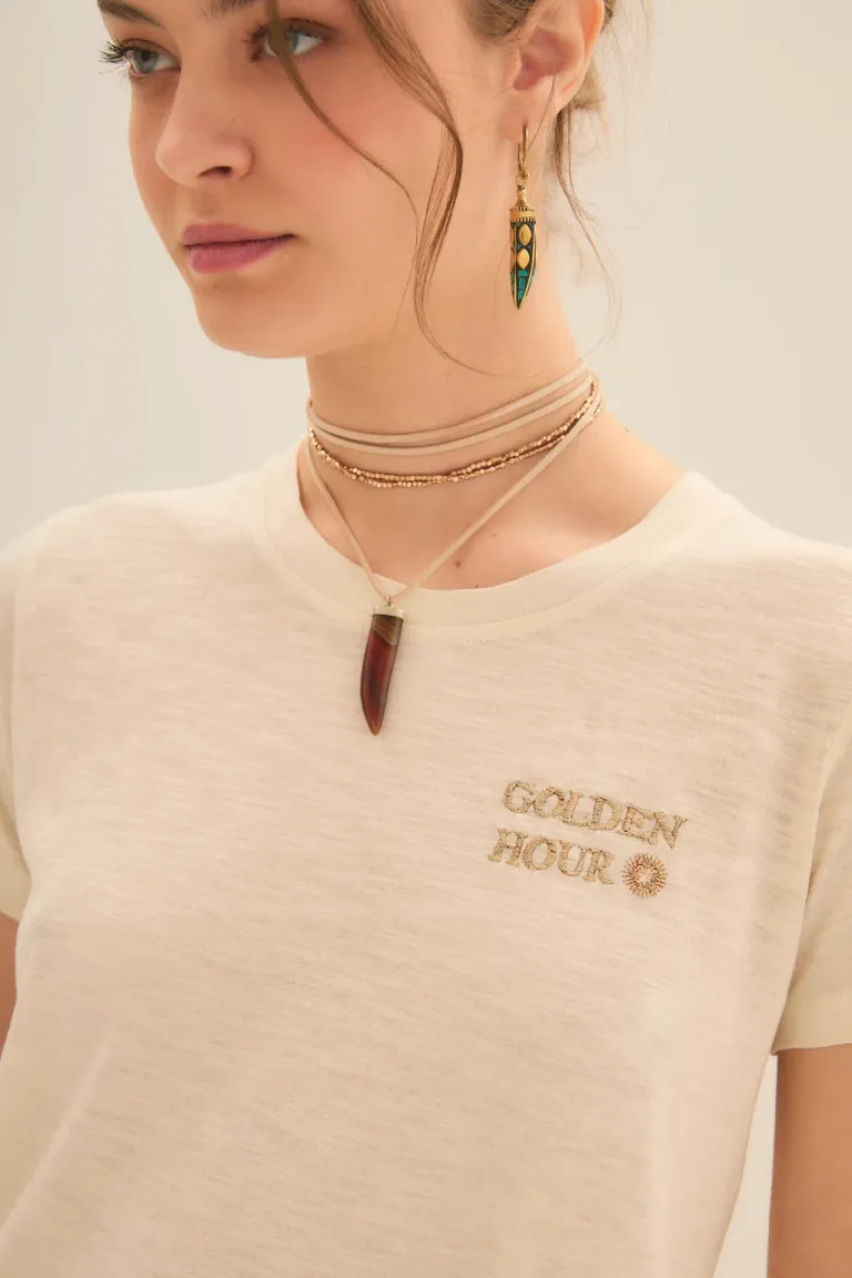 Remera básica de algodón con bordado dorado en la espalda de Rapsodia en Remeras para argentina