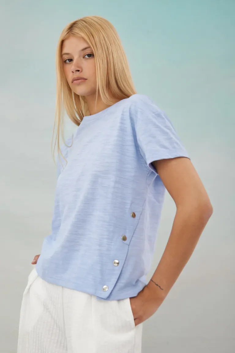 Remera casual de corte básico en color azul suave de Apricot en Remeras para argentina