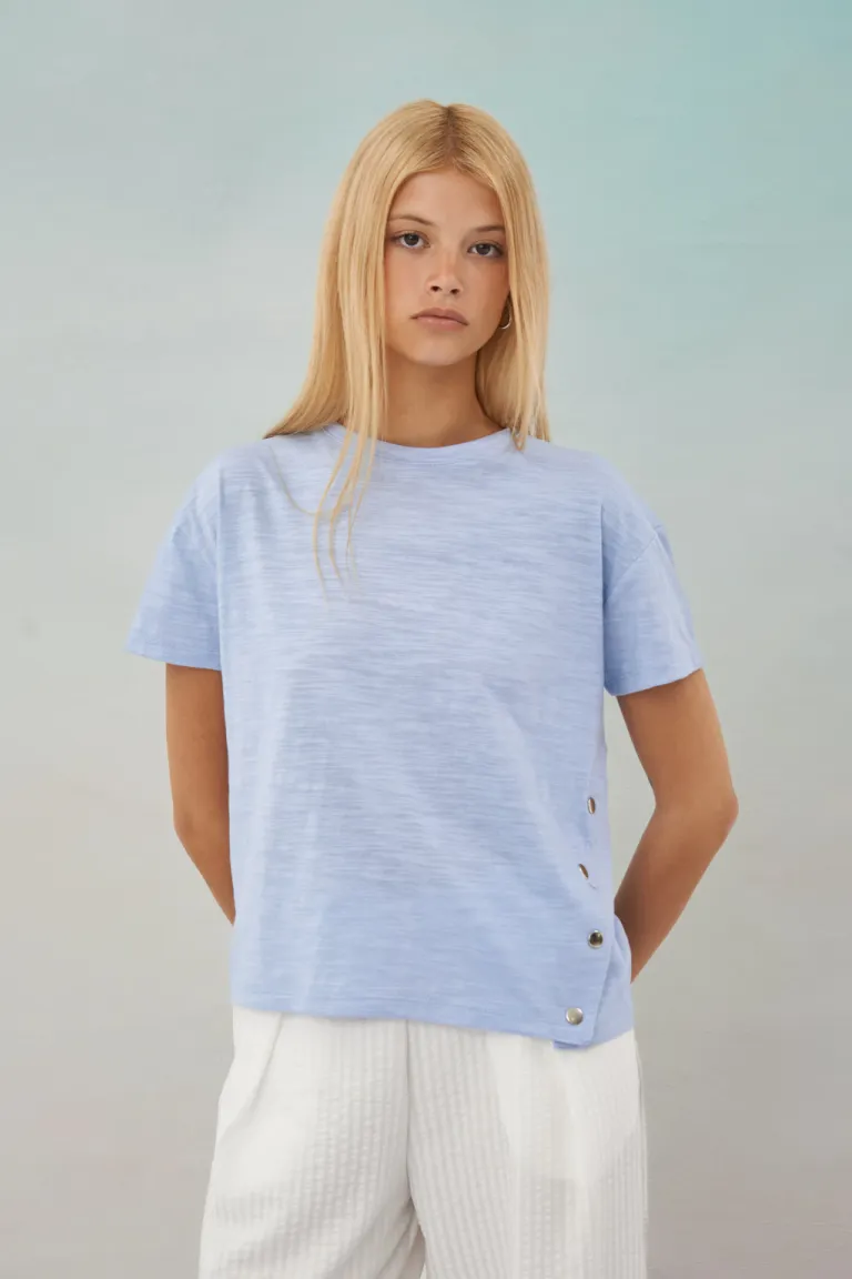 Remera casual de corte básico en color azul suave de Apricot en Remeras para argentina