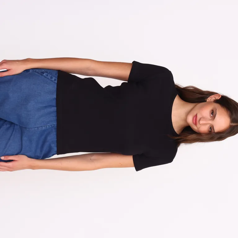 Remera negra de escote redondo y manga corta para mujer de Yagmour en Remeras para argentina