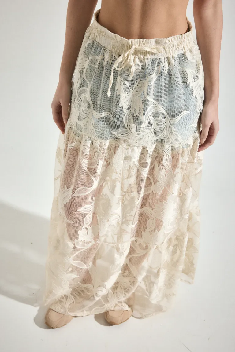 Falda de Encaje Negro con Diseño Floral y Tiro Alto de Audaz en Faldas para argentina