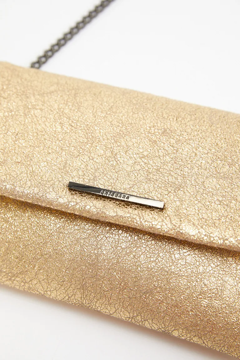 Cartera de mano beige con cadena ajustable - Modelo Fellini de Akiabara en Bolsos y Carteras para argentina