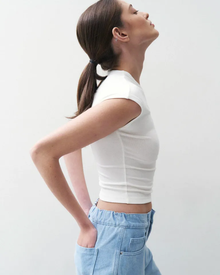 Remera básica sin sisas, diseño versátil y cómodo para un look casual y elegante de Sky en Remeras para argentina