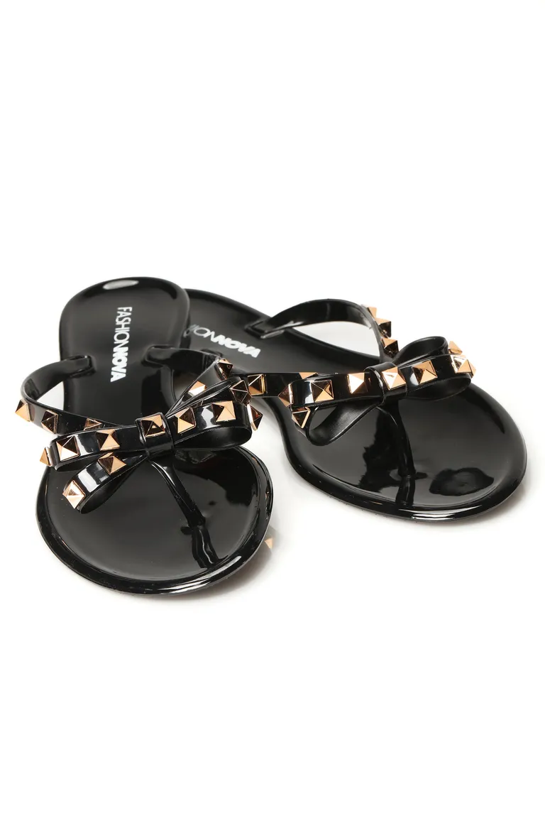 Sandalia chata studded sister negra de Fashion Nova en Sandalias para argentina