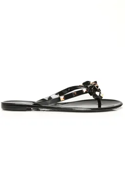 Sandalia chata studded sister negra de Fashion Nova en Sandalias para argentina