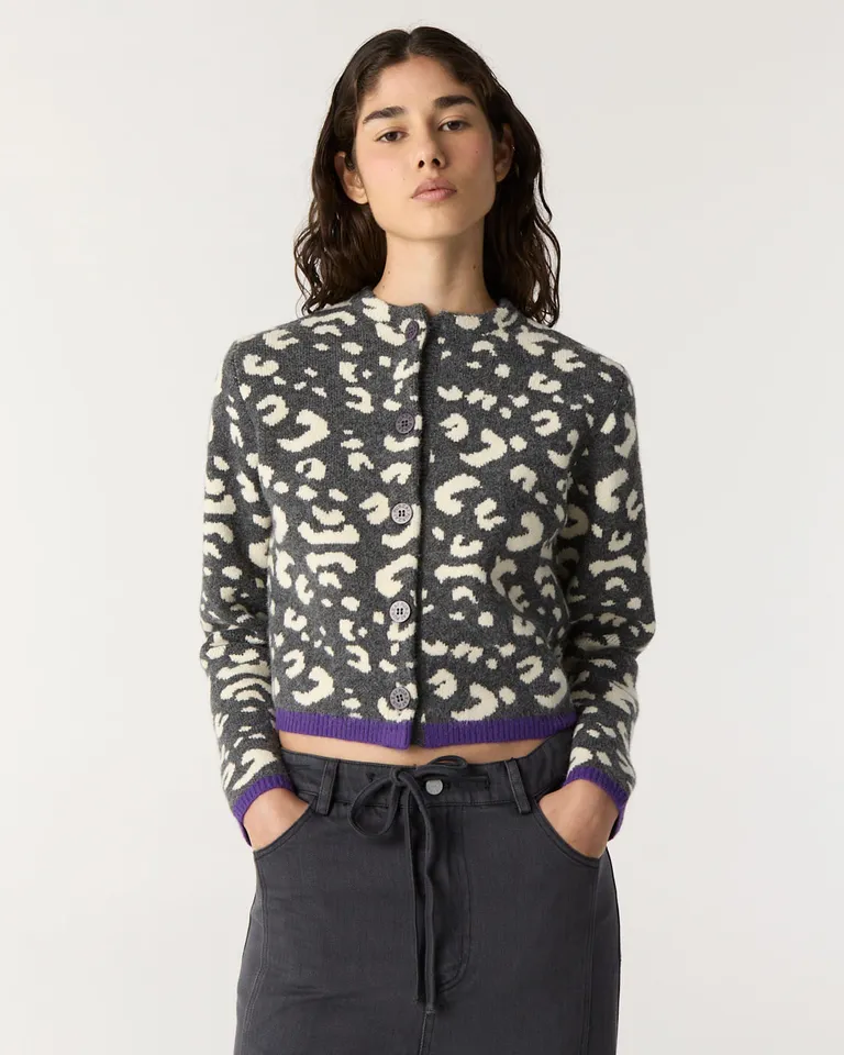 Cardigan tejido de punto con diseño estampado, botones frontales y detalle de puños en mangas y cintura de Furzai en Buzos y Sweaters para argentina