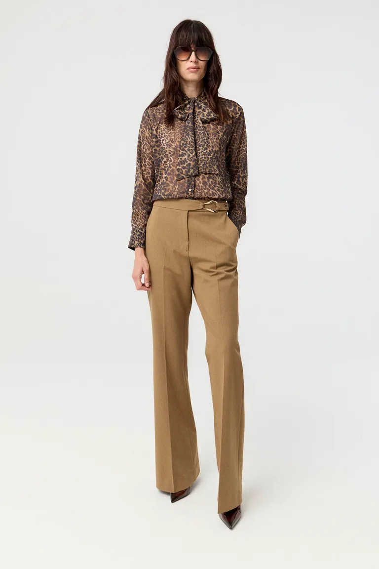 Camisa de calce relajado con mangas largas, cuello a la base y lazo para anudar de Markova en Camisas para argentina