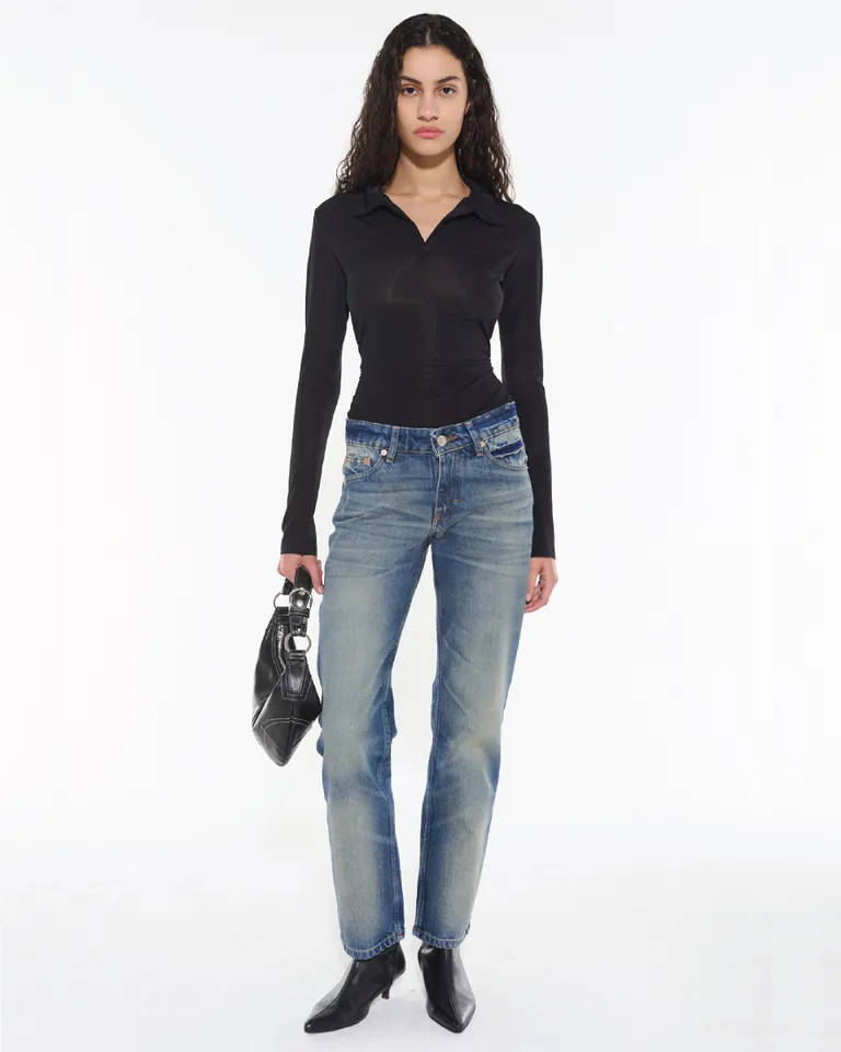Jeans rectos azules de talla baja con bolsillos amplios y largo regular de Ay Not Dead en Pantalones para argentina
