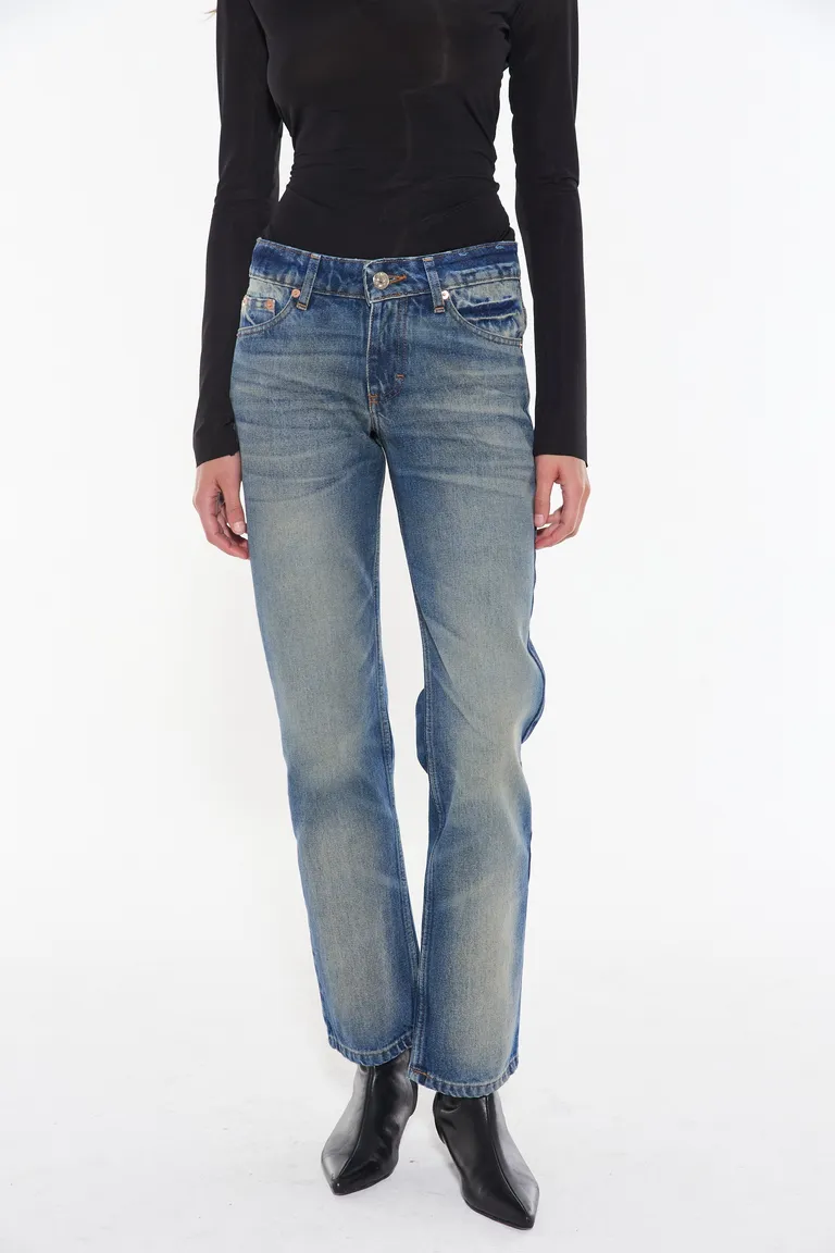 Jeans rectos azules de talla baja con bolsillos amplios y largo regular de Ay Not Dead en Pantalones para argentina