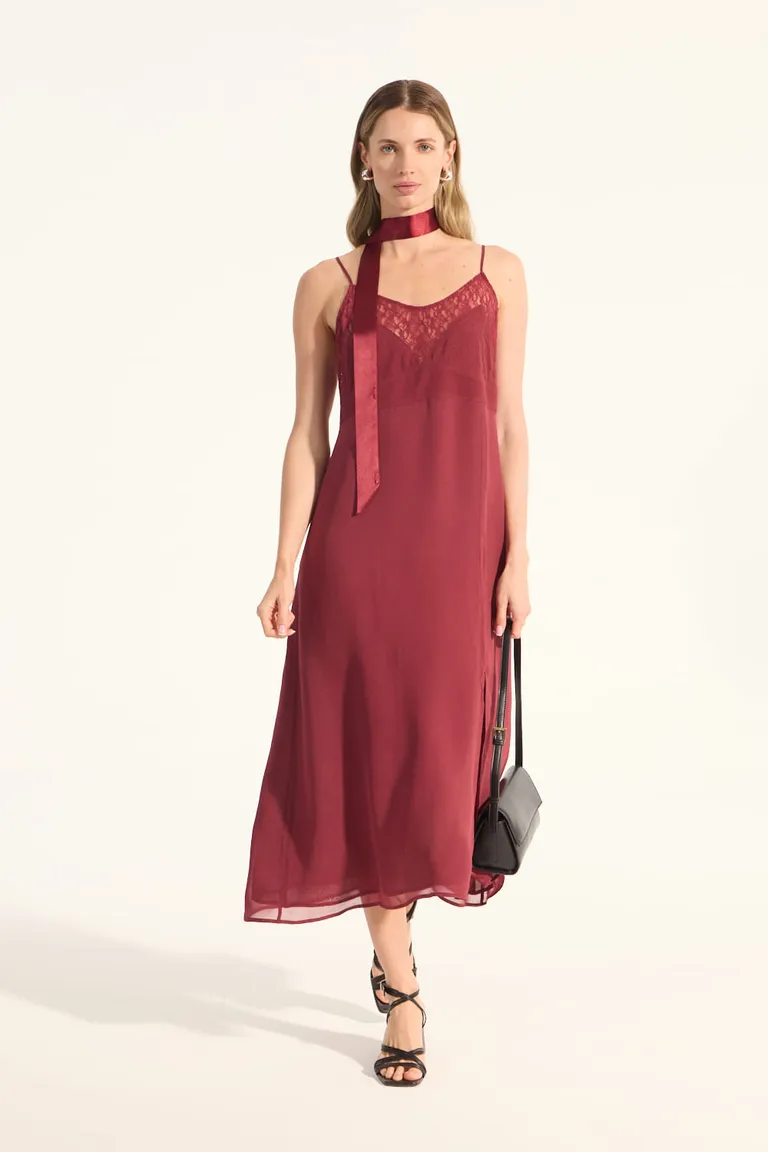 Vestido lencero rojo con detalles de encaje y abertura en el frente de Portsaid en Vestidos para argentina