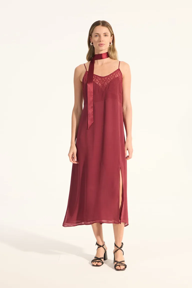 Vestido lencero rojo con detalles de encaje y abertura en el frente de Portsaid en Vestidos para argentina