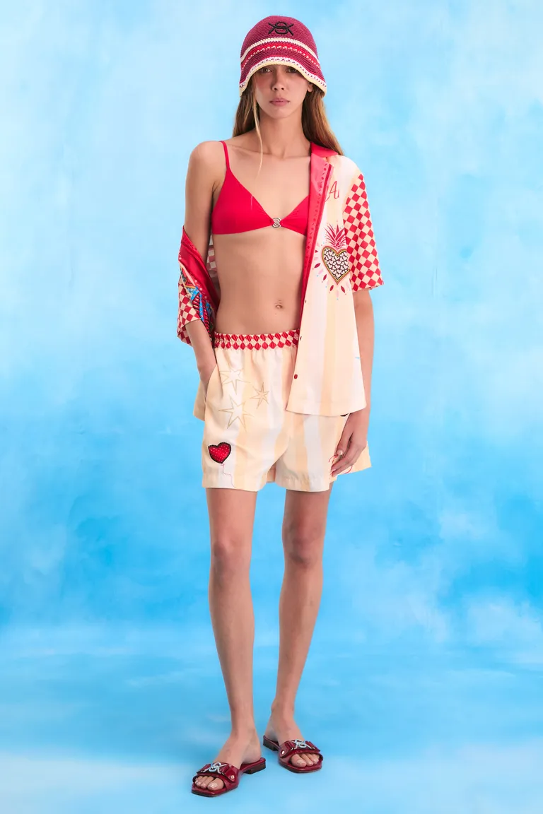 Shorts de corte regular en tonalidad roja con estampa exclusiva de Kosiuko en Shorts para argentina