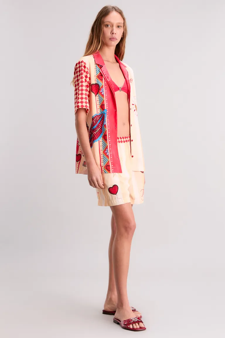 Shorts de corte regular en tonalidad roja con estampa exclusiva de Kosiuko en Shorts para argentina