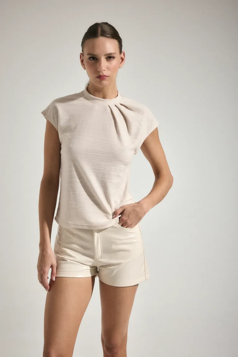 Remera básica de algodón con frunce en el hombro de Audaz en Remeras para argentina