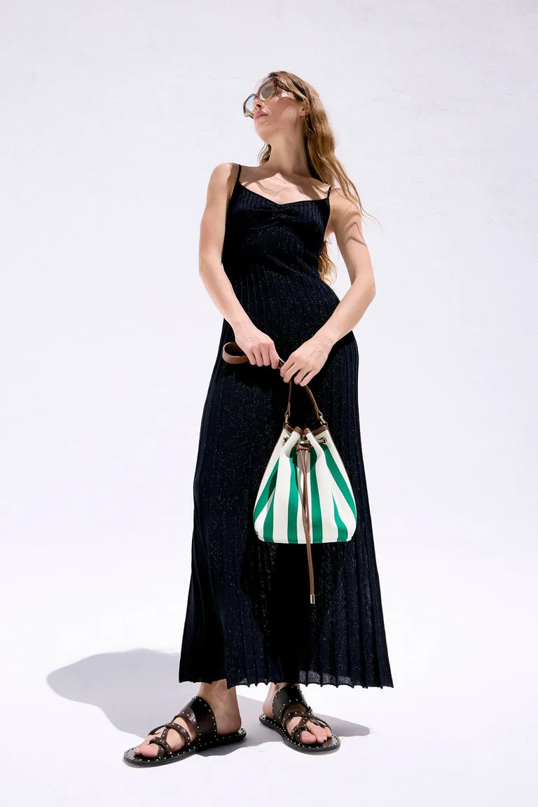 Vestido de punto negro con textura metalizada para ocasiones elegantes de Maria Cher en Vestidos para argentina