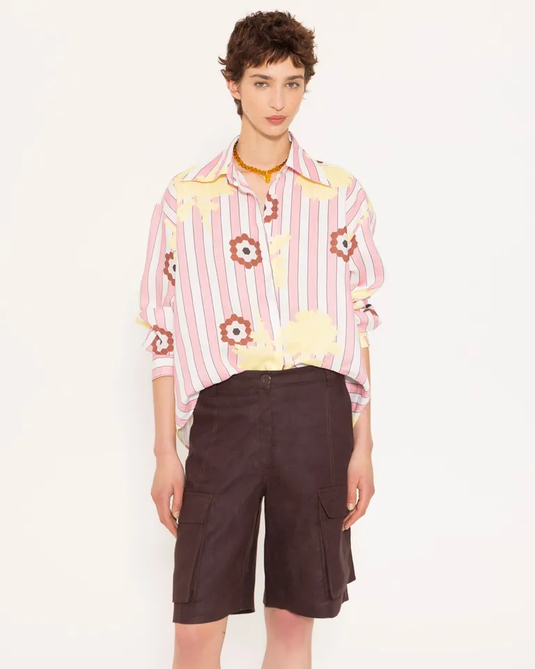 Bermuda clara de lino con bolsillos y detalles bordados de Jazmin Chebar en Shorts para argentina