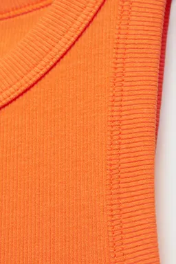 Top halter canalé entallado de Mango en Tops para argentina